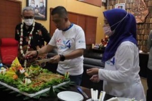 Bupati Kuningan dan Direktur PAM Tirta Kamuning saat HUT PAM Tirta Kamuning ke-34.